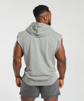المنظر الخلفي لرجل يرتدي Gymshark رمادي | سترة بغطاء رأس بسحاب بدون أكمام من United We Sweat Heritage مصنوعة من نسيج مع أكمام.